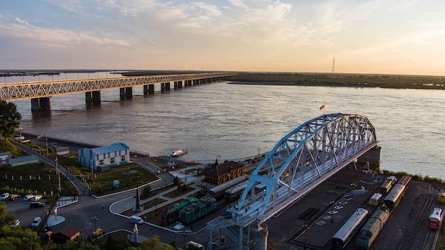 Puente museo palmo del histórico puente ferroviario sobre el proyecto del río amur