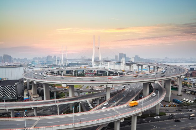 Puente nanpu de shanghái al atardecer con fondo de transporte de carga de nubes al atardecerxA