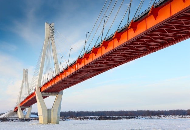 Puente naranja en el cielo