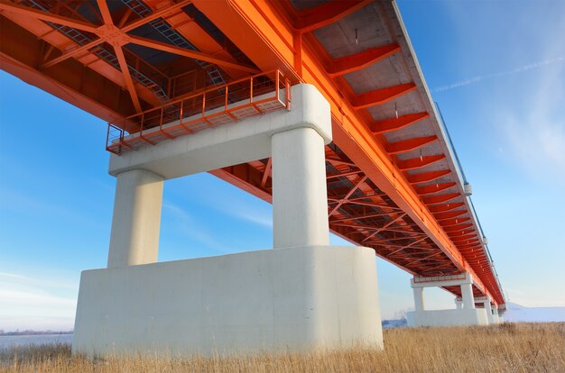 Puente naranja en el cielo