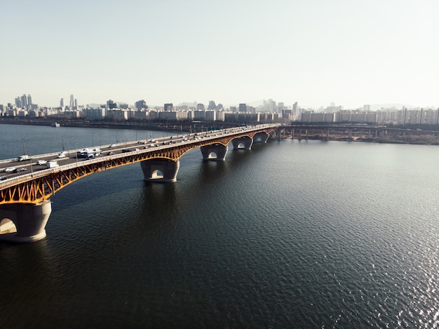 Puente naranja a la ciudad de Seúl