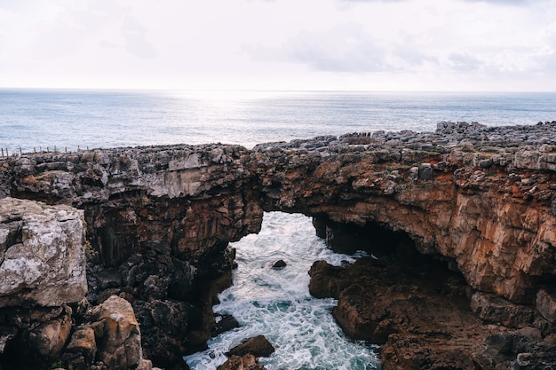 Puente natural con rocas con vista al mar