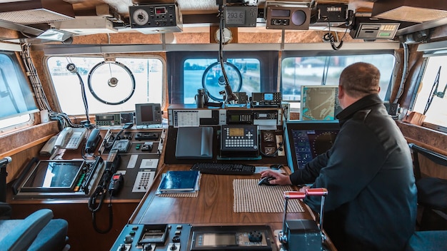 Puente de navegación de un buque militar moderno con equipos de comunicación y controles de barco avanzados