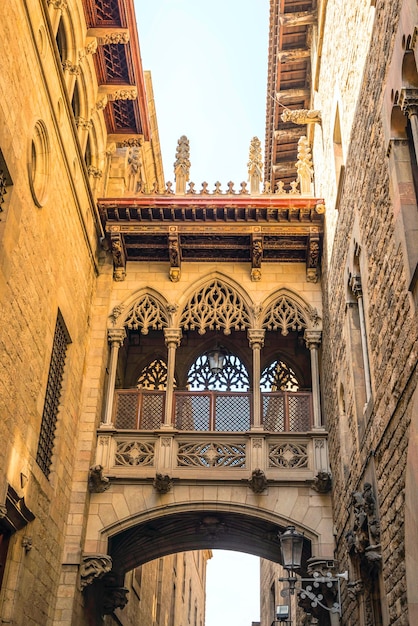 Puente neogótico en Carrer del ,Bisbe Bishop, Calle en Cataluña, España