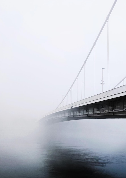 Foto puente de niebla en budapest