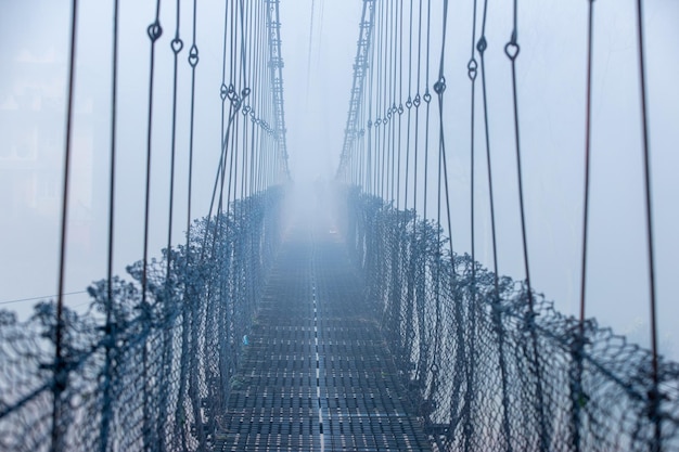 Un puente en la niebla con la palabra puente.