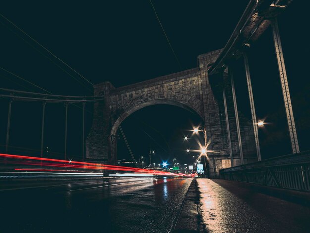 Puente de noche con estelas de luz de vehículos