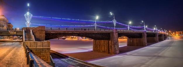 Puente nocturno en Tver en la iluminación de Año Nuevo