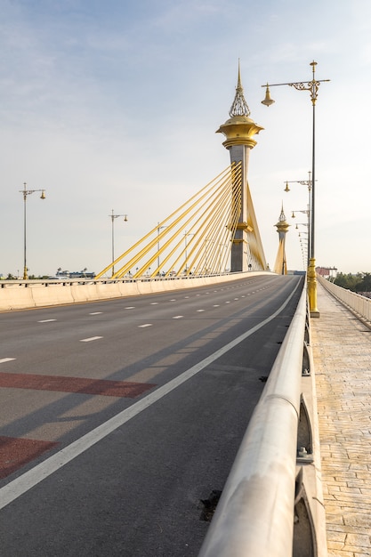 Puente en Nonthaburi Tailandia