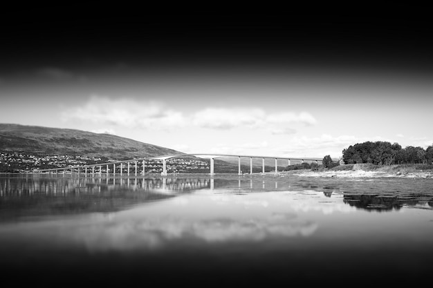 Puente de Noruega en blanco y negro con fondo de paisaje de reflexión hd