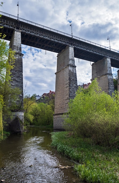 Puente Novoplanivskiy que cruza el cañón del río Smotrych KamianetsPodilskyi, una de las ciudades más populares para viajar en Ucrania