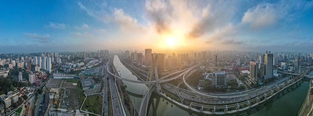 Puente Octavio Frias de Oliveira en Sao Paulo Brasil América del Sur Panorámica