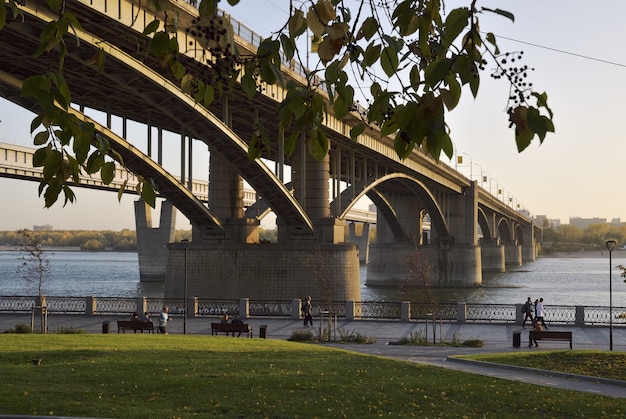 Puente de octubre en Novosibirsk por la noche