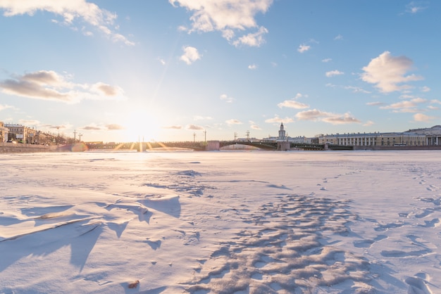 Puente del palacio Río neva. San Petersburgo. Rusia en invierno.