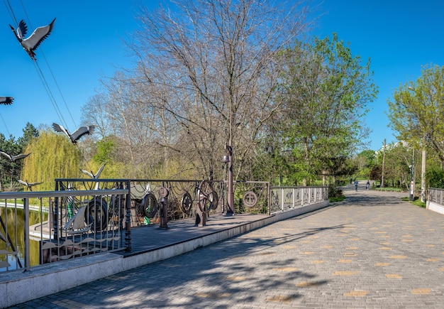 Puente en el parque de la victoria en Odessa Ucrania