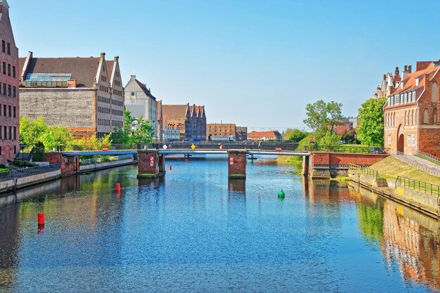 Puente en el paseo marítimo del río Motlawa de Gdansk, Polonia