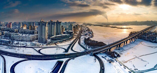 Puente Paton y área de Bereznyaki en Kiev al atardecer.