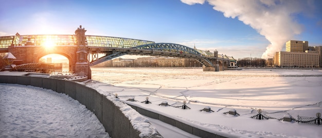 El puente peatonal Andreevsky sobre el congelado río Moscú