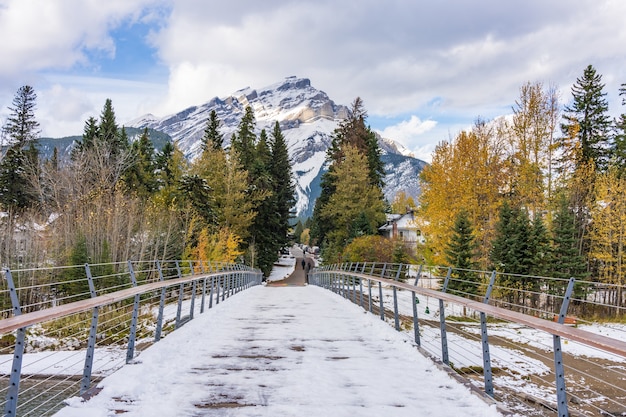 Puente Peatonal de Banff y sendero Bow River en otoño nevado Parque Nacional Banff Canadian Rockies