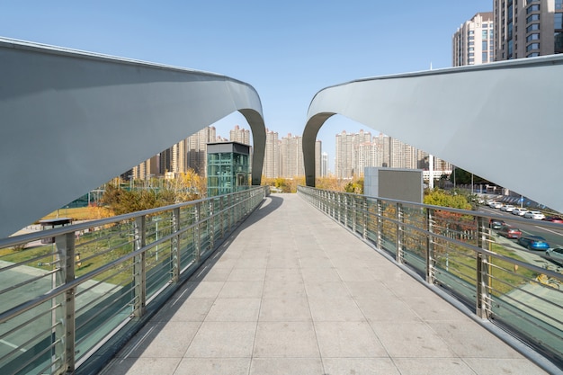 Foto puente peatonal del centro deportivo en la ciudad de taiyuan, provincia de shanxi en china