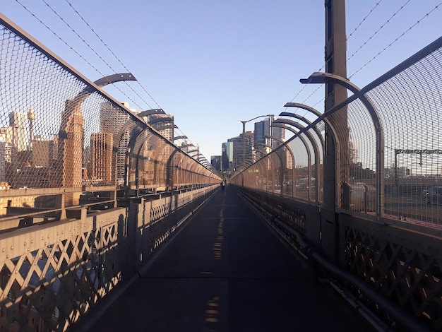 Puente peatonal en la ciudad contra un cielo despejado