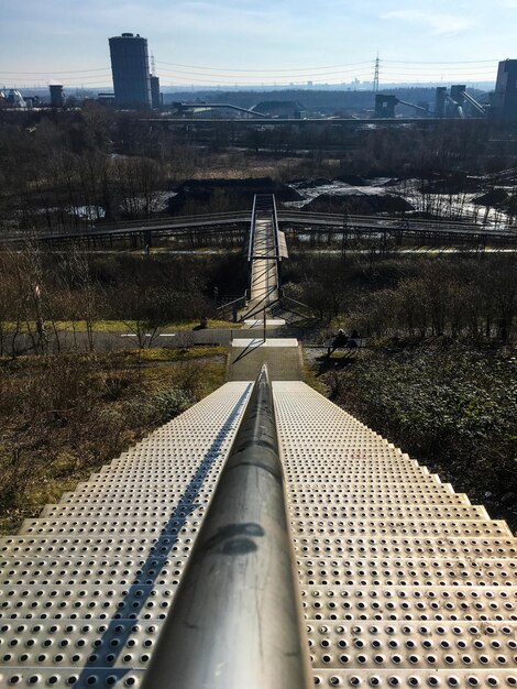 Foto puente peatonal contra el cielo