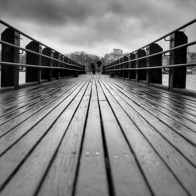 Foto puente peatonal contra el cielo