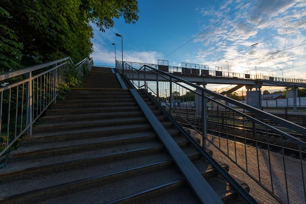 Puente peatonal en la estación de Nezhin Ucrania