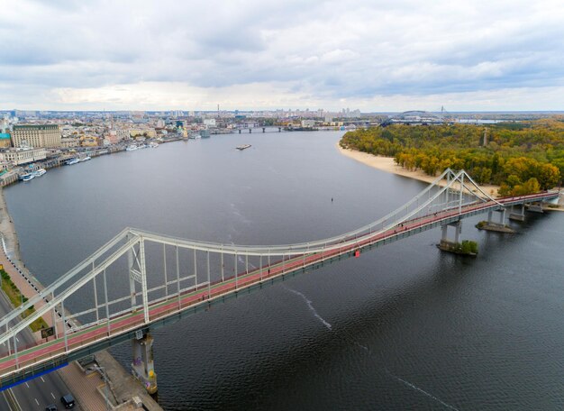 Puente peatonal en Kiev con vistas al Dnieper