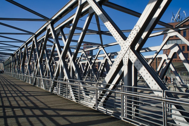 Puente peatonal metálico contra el cielo despejado