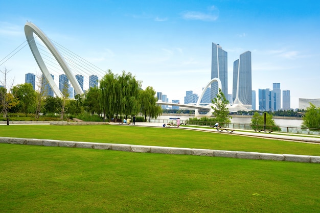 Puente peatonal Ojo de Nanjing y horizonte urbano en Nanjing, China