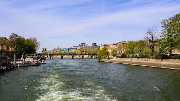 Puente peatonal pont des arts sobre el río sena y edificios históricos de parís francia