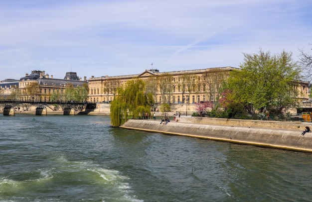Puente peatonal pont des arts sobre el río sena y edificios históricos de parís francia