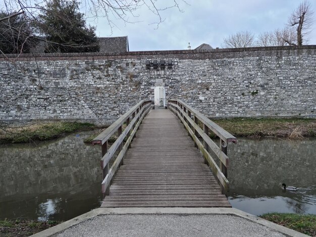 Foto puente peatonal sobre el canal contra el cielo