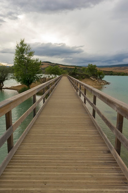 Foto puente peatonal sobre el lago contra el cielo