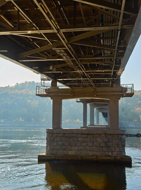 Puente peatonal sobre el paisaje otoñal del río Dniéper Kiev