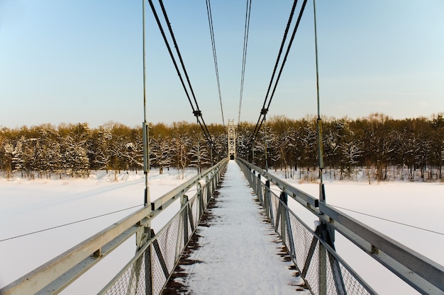 El puente peatonal, ubicado en la ciudad de Mosty, Bielorrusia