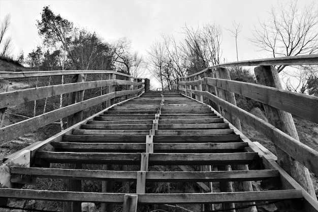 Foto puente peatonal vacío contra el cielo