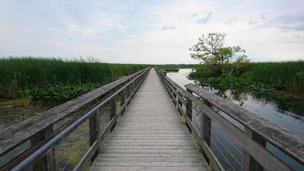 Puente peatonal vacío contra el cielo