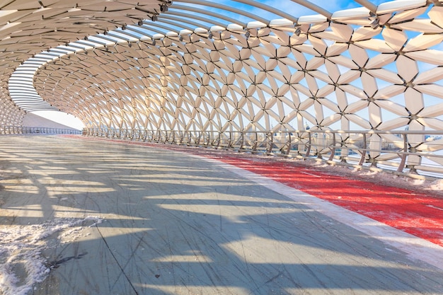 Puente de peces atyrau urbanístico arquitectónico moderno a través del puente peatonal del río ishim con