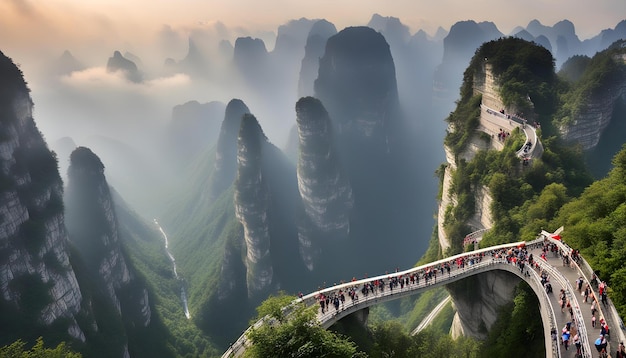 un puente con personas caminando sobre él frente a una montaña