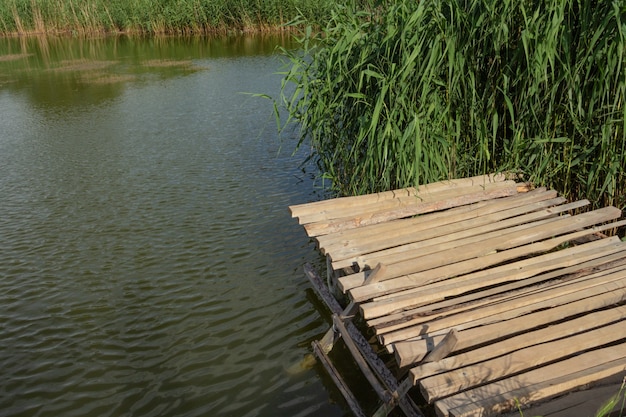 Puente de pesca en el lago pueblo ucraniano