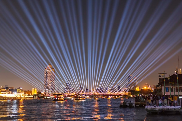 El puente Phra Phuttha Yodfa o el puente Memorial se iluminan con el espectáculo de fuegos artificiales "Vijit Chao Phraya" espectáculo de iluminación con fuegos artificiales en el puente Memorial