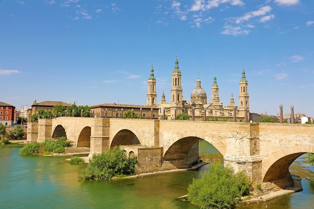 Puente de Piedra y Catedral Basílica del Pilar