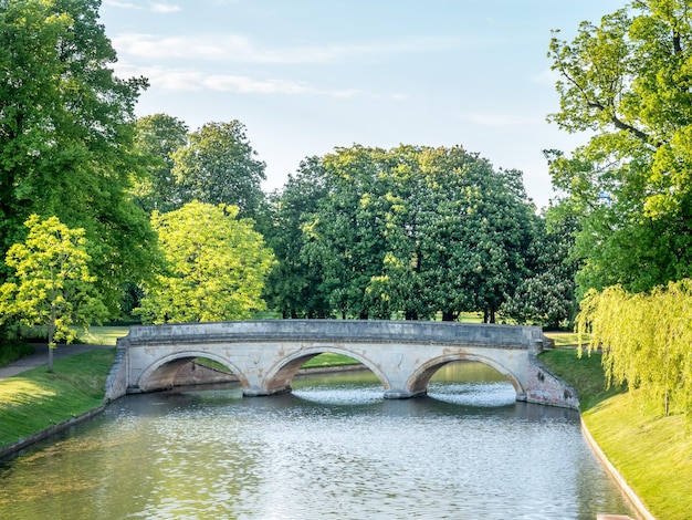 Puente de piedra cruza el río Cam en Cambridge