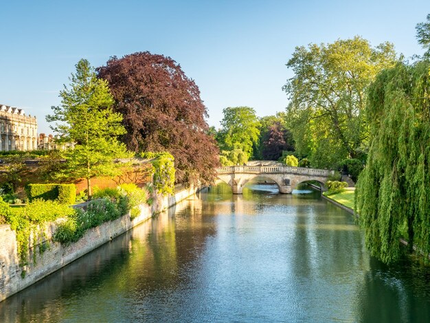 Puente de piedra cruza el río Cam en Cambridge