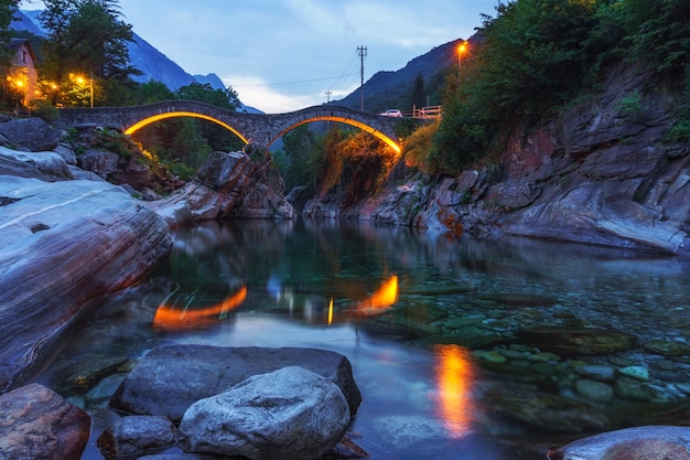 Puente de piedra de doble arco en lavertezzo suiza