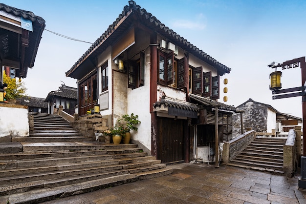 Foto puente de piedra se encuentra en la ciudad antigua, zhouzhuang ancient town, suzhou, china