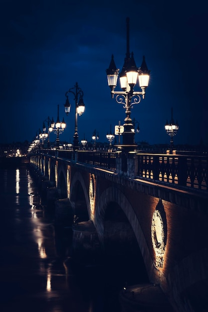 Puente de piedra famoso en Burdeos por la noche Francia