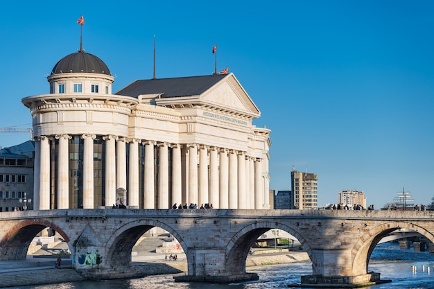 Puente de piedra de Skopje en el centro de la ciudad de Macedonia del Norte